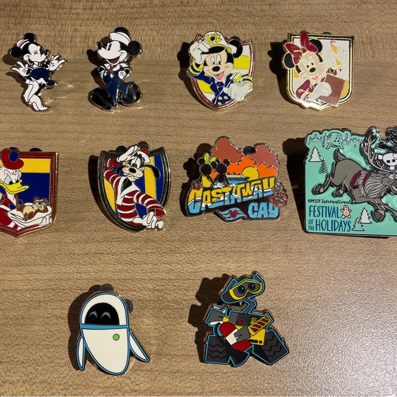 Disney Minnie Mouse Captain Pin - Blue, Yellow, Red - Picture 2 of 2